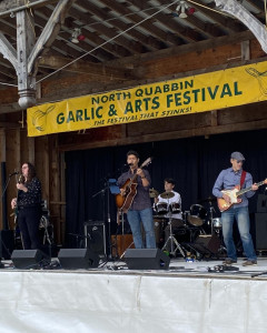 musicians at garlic and arts festival